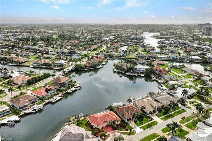 633  Blackmore  CT, MARCO ISLAND, FL 34145