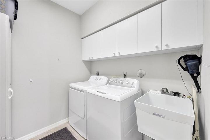 633  Blackmore  CT, MARCO ISLAND, FL 34145