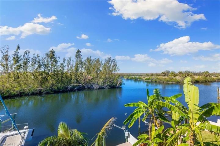 Beautiful views of the Preserve, Sirenia Vista Park, and the NW Spreader waterway.
