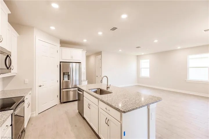 628 Parkshore Lake AVE, CAPE CORAL FL 33993