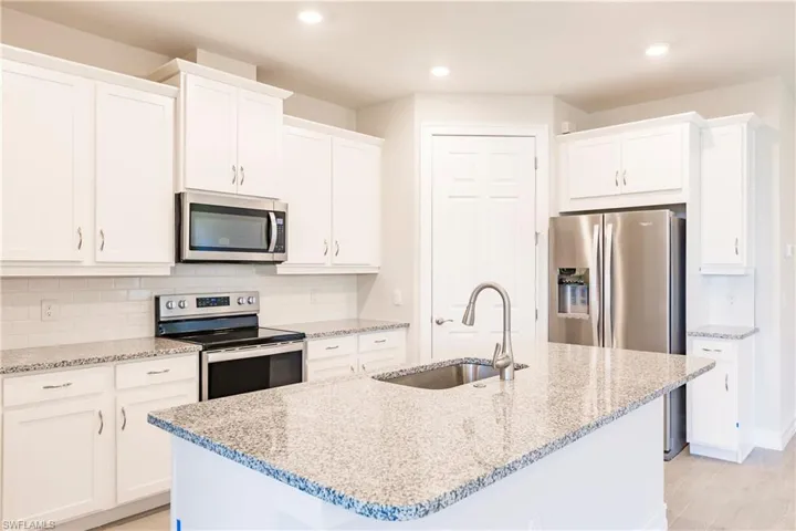 628 Parkshore Lake AVE, CAPE CORAL FL 33993