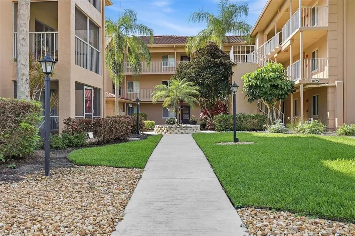 1075 Foxfire Ln 103, Naples, Florida 34104