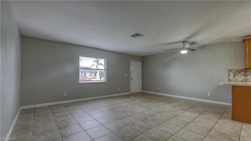 Entrance/ Living Room