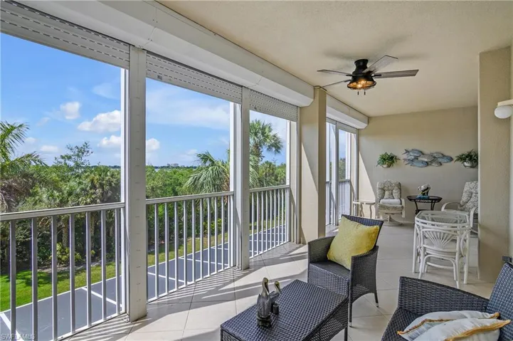 Sunroom with ceiling fan