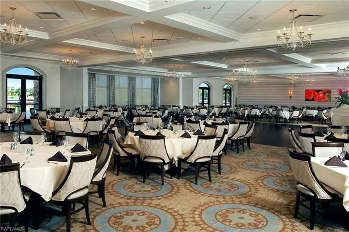 Finish your round at the clubhouse bar & grille