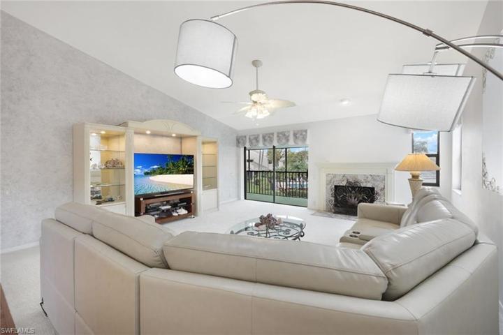 Great Room, Vaulted Ceilings, Professionally Faux Painted Accent Wall, Gorgeous White Carpet