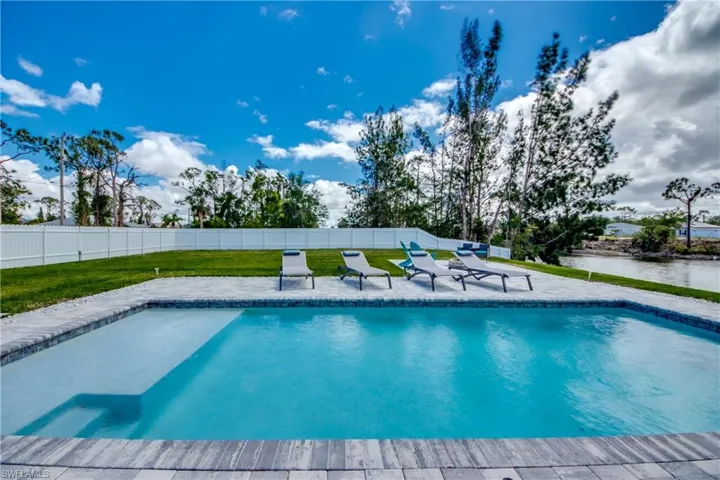 2012 33rd Ln, Cape Coral, Florida 33909