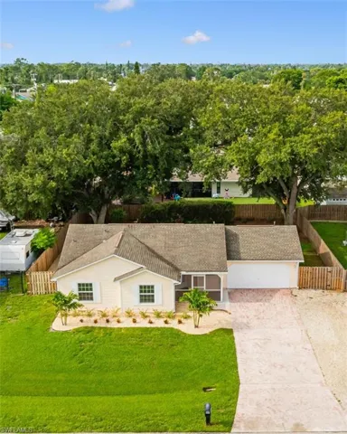 View of front of house with driveway