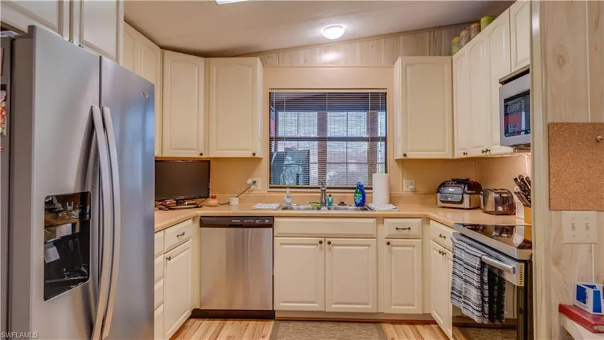 This well positioned kitchen enjoys a new SS Whirlpool Refrigerator (2023) +++!