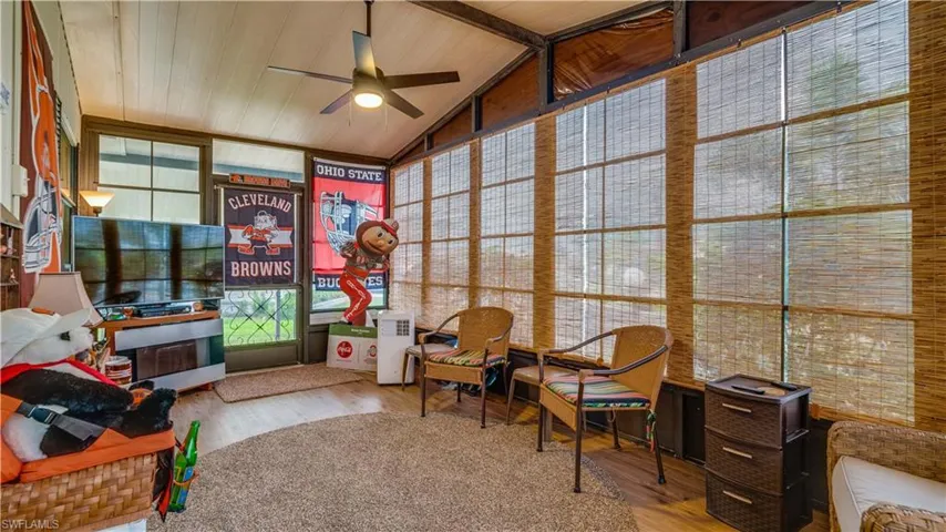 Not a Brown's fan? No worries! Make this lanai your lanai. What a wonderful area...