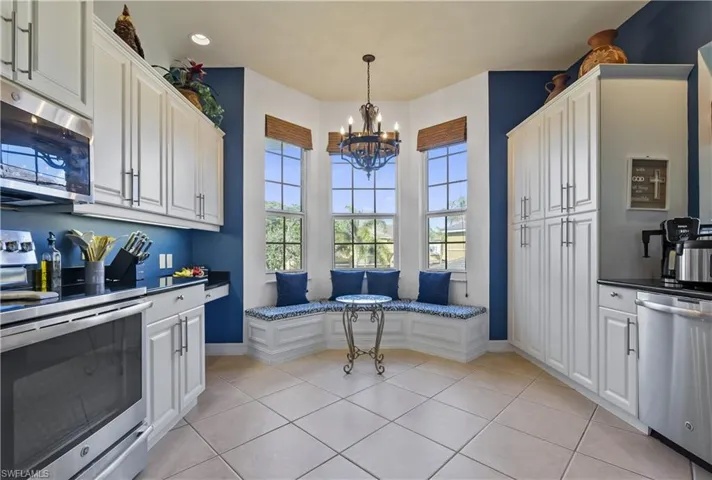 5021 5021 Maxwell Circle #201 Cir 3-201, Naples, Florida 34105