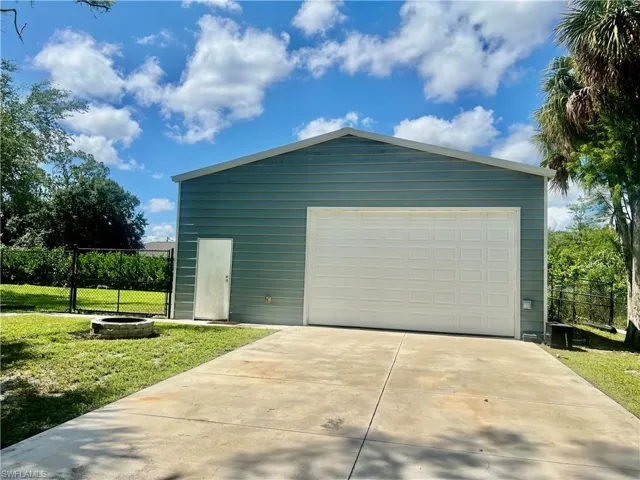 32 X 40 Detached Garage.