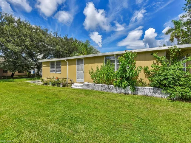 View of front of property featuring a front lawn