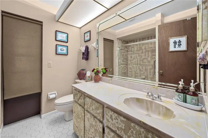 tub and shower and door to lanai