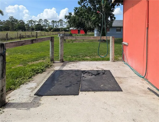 Wash rack with over head swing boom hose