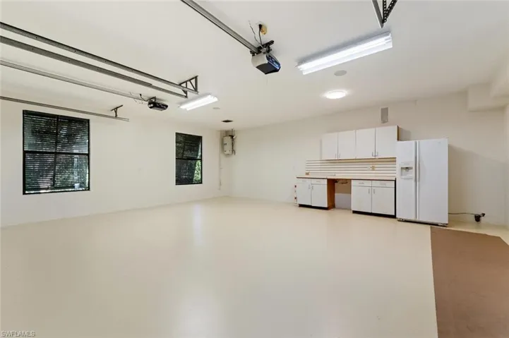 Airconditioned - Oversized AND has work area and refrigerator