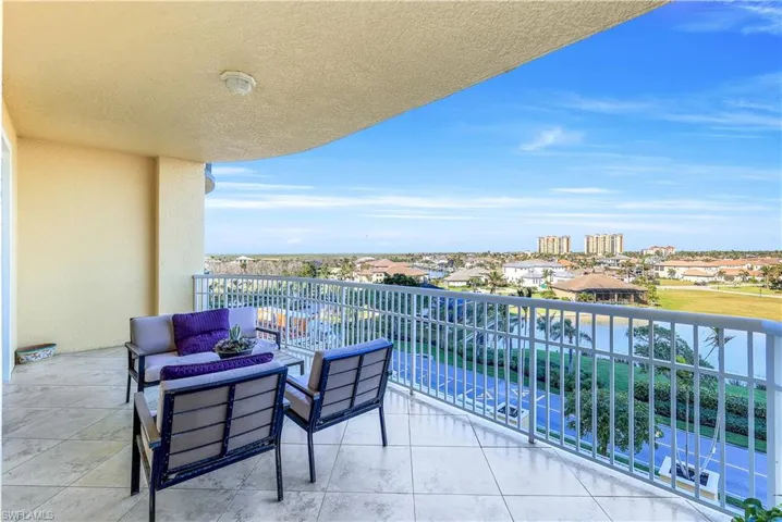 Balcony featuring an outdoor hangout area