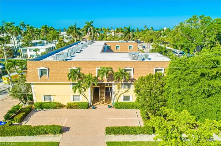 Great location. Naples Beach just one block.