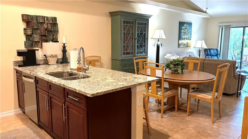 Kitchen Breakfast Bar and Dining area 4612