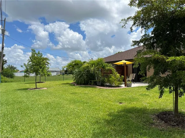 Beautifully maintained yard and trees.