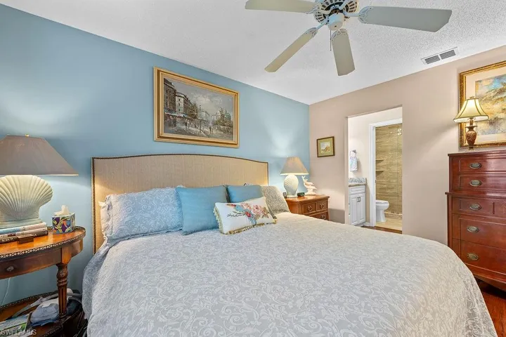 King sized Rob and Stucky bed included!