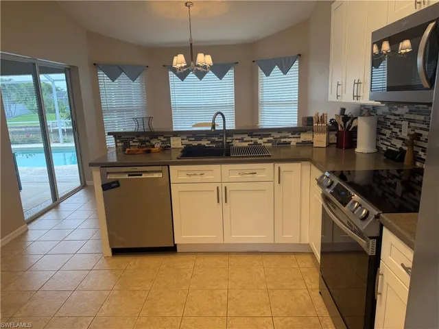 527 40th Ter, Cape Coral, Florida 33914