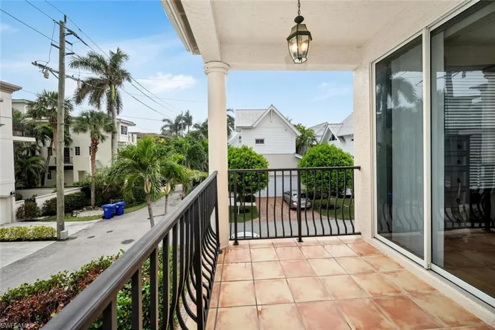 554  3rd S AVE, Naples, FL 34102