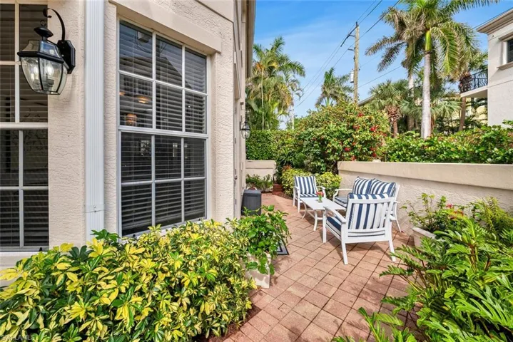 554  3rd S AVE, Naples, FL 34102
