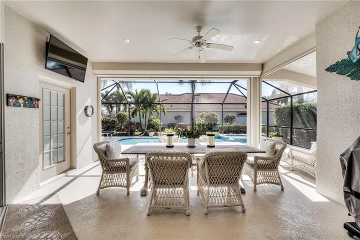 Sunroom / solarium with ceiling fan