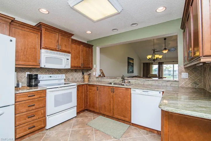 180 Furse Lakes Cir E8, Naples, Florida 34104