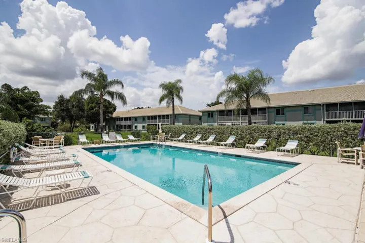 180 Furse Lakes Cir E8, Naples, Florida 34104