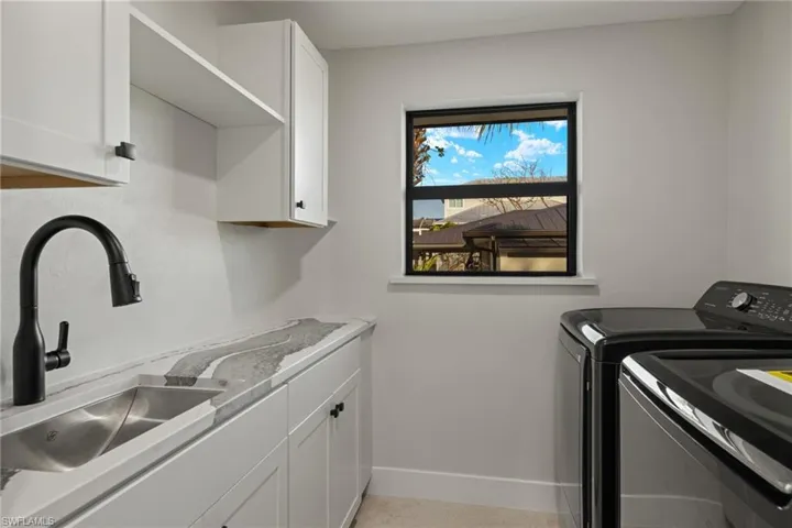Quartz counters & laundry sink
