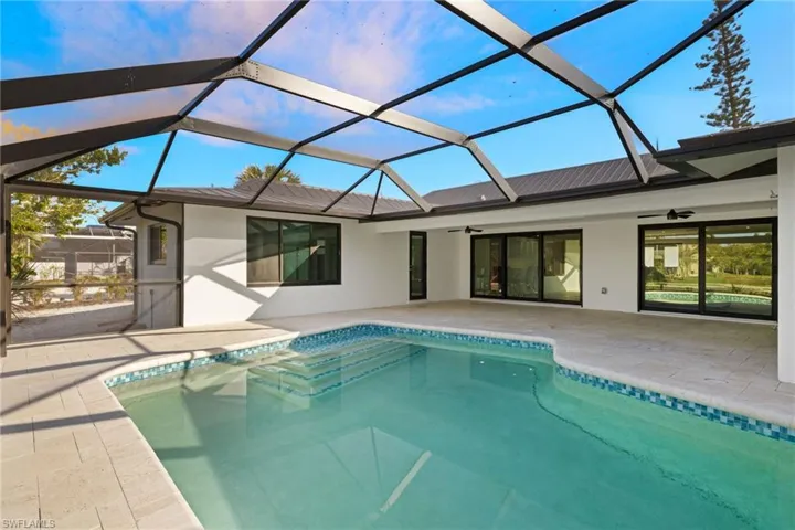 Large Pool & Lanai