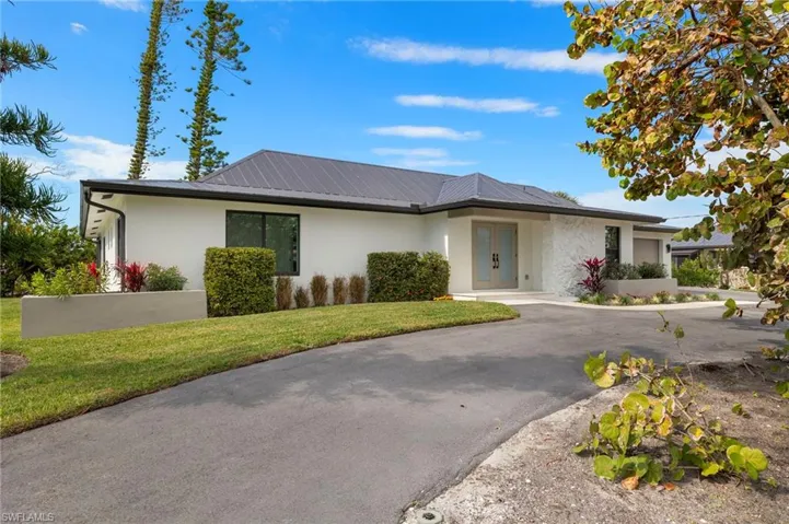 Circular drive has 2 entrances/exits