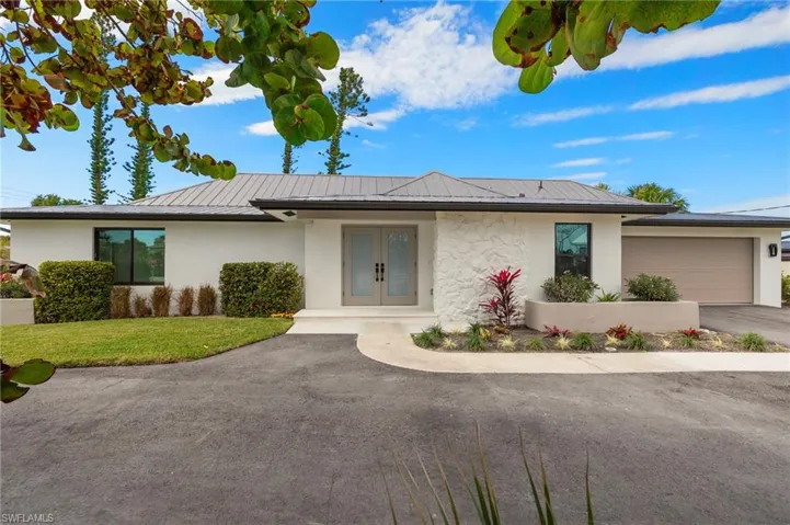 Front of house featuring w/2 car garage
