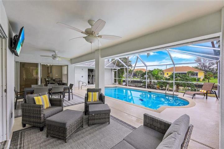 Bright and open, Kickback and watch  some football in Paradise!