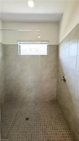 Bathroom featuring a tile shower
