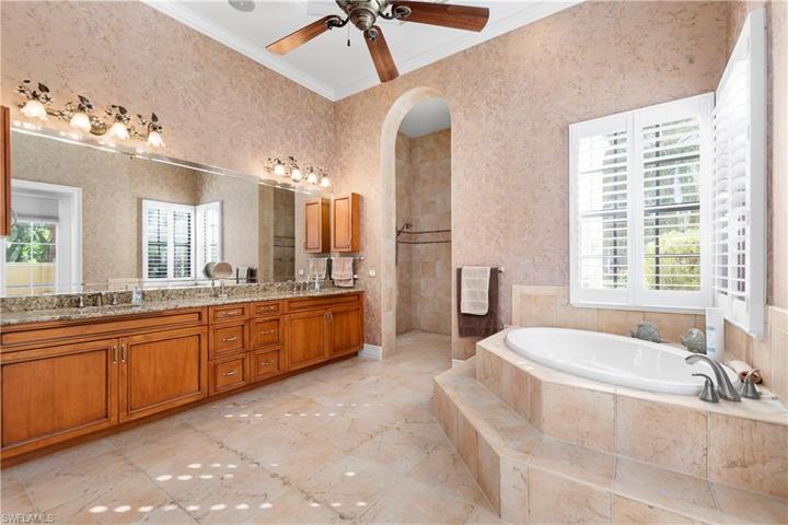 LARGE PRIMARY BATHROOM