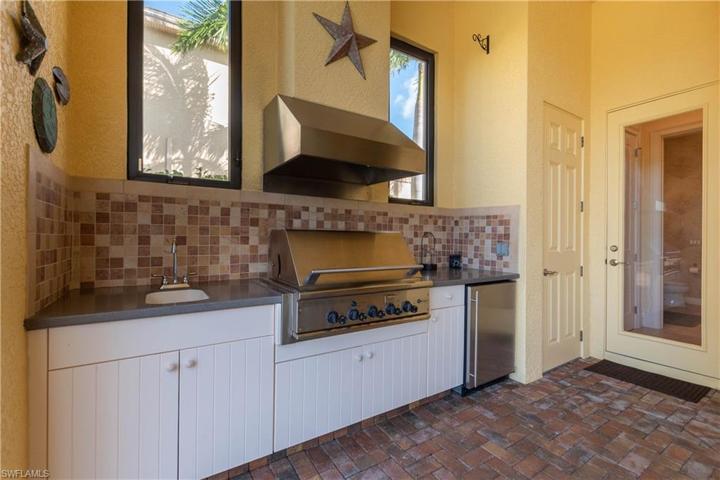 OUTDOOR KITCHEN