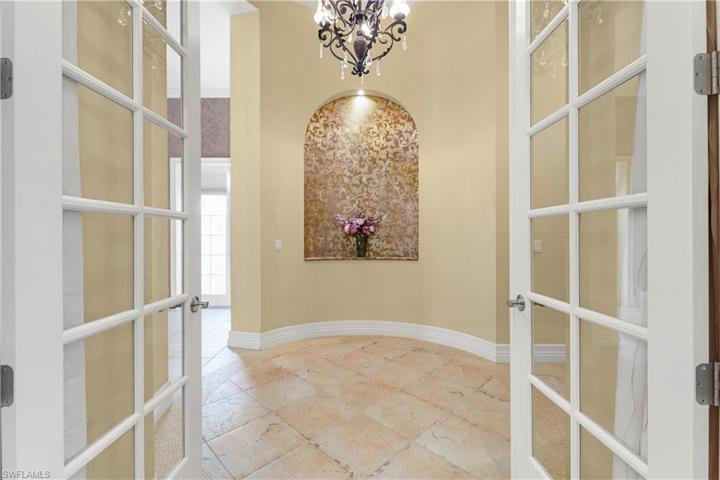 LARGE PRIMARY BATHROOM