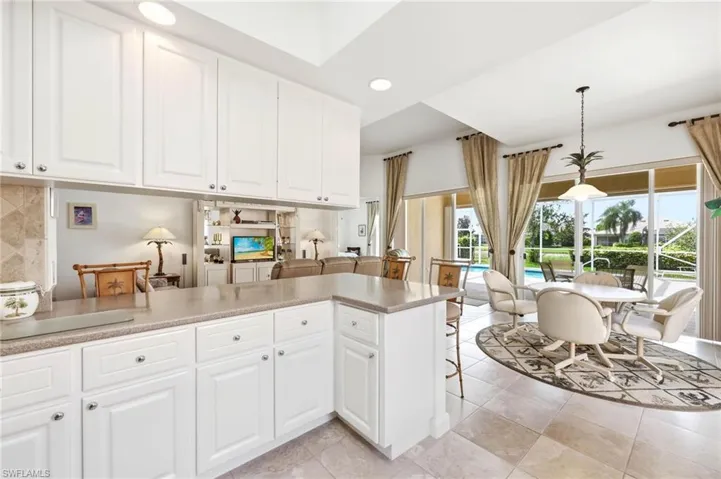 Open Floor Plan with Kitchen, Living- and Dining Area