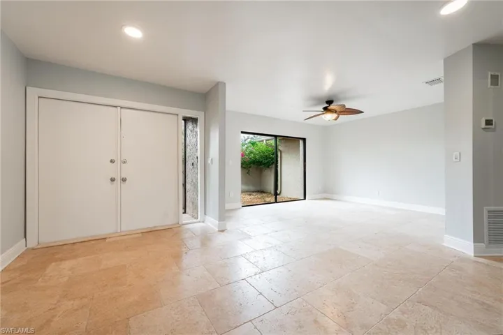 Entryway featuring ceiling fan