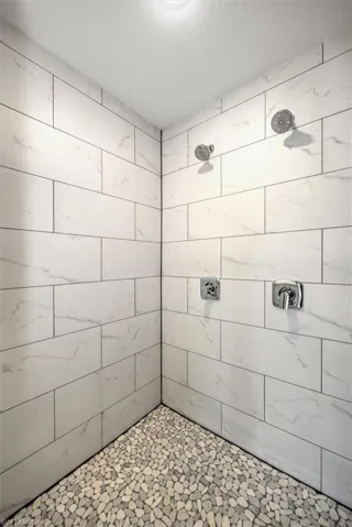 Walk in shower with dual shower heads