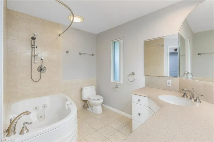 Primary bathroom w/jetted tub & shower