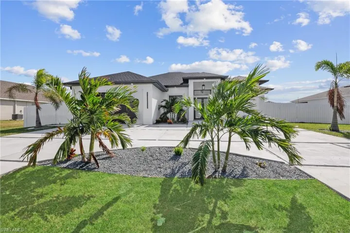 View of front facade featuring a front yard