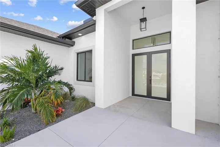 Entrance to property featuring a patio area