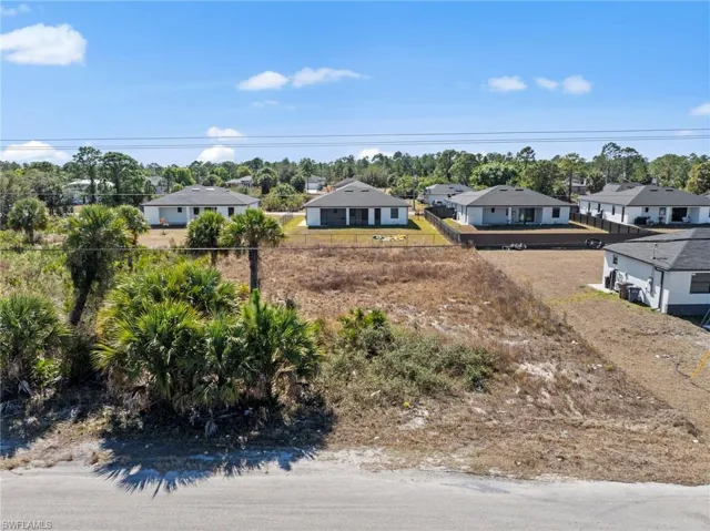 View of yard with a residential view and view of wooded area