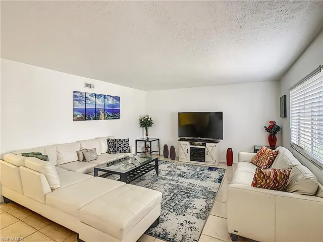 4625 Bayshore Dr D8, Naples, Florida 34112