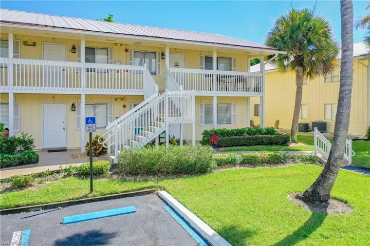4625 Bayshore Dr D8, Naples, Florida 34112