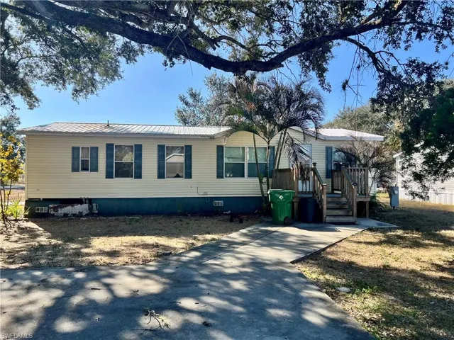 Manufactured / mobile home with crawl space and a metal roof